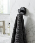 Crochet KOBANĀ Grip installé sur marbre en salle de bain