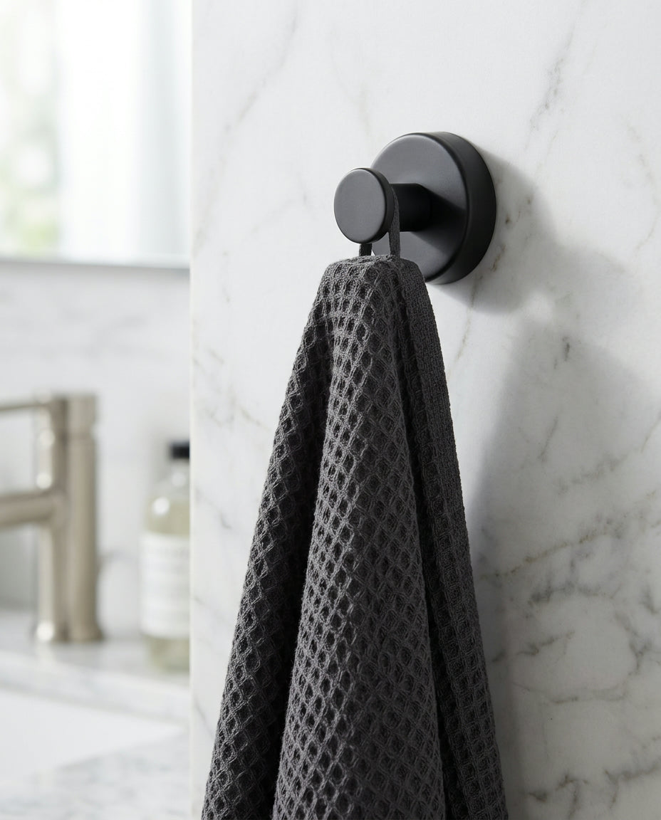 Crochet KOBANĀ Grip installé sur marbre en salle de bain